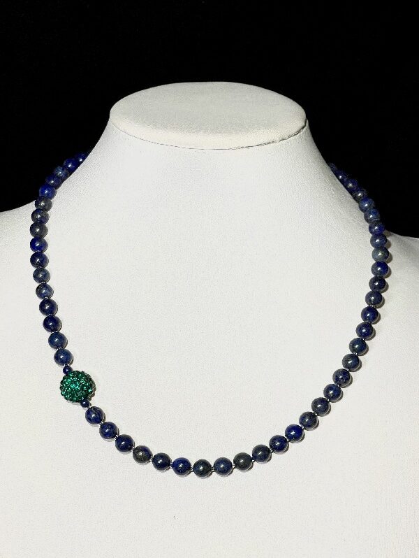 Girocollo in lapis blu e strass.